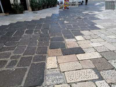 La principale diversit� sta nel tipo di materiale di cui sono composte. Le bianche sono di pietra calcarea, le nere sono invece fatte di basalto e sono chiamate anche �vesuviane� per via della loro origine vulcanica